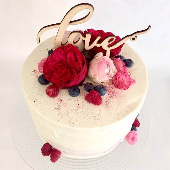 Wedding cake with red flowers (c) Tortenschmiede
