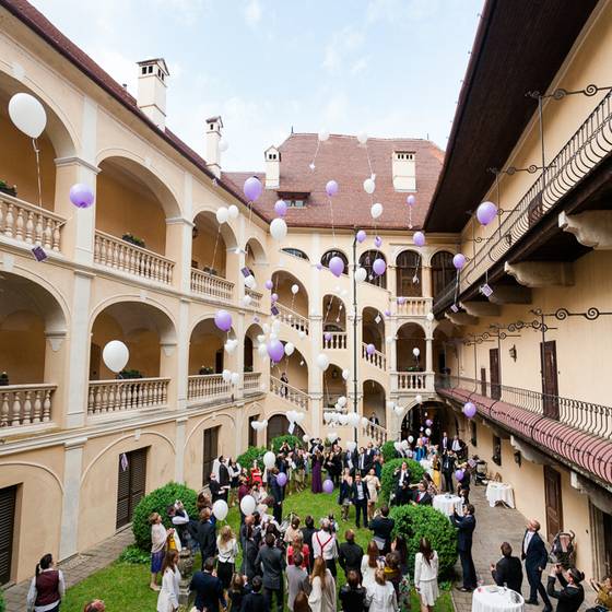 Innenhof des Hotel Schloss Obermayerhofen bei einer Hochzeit